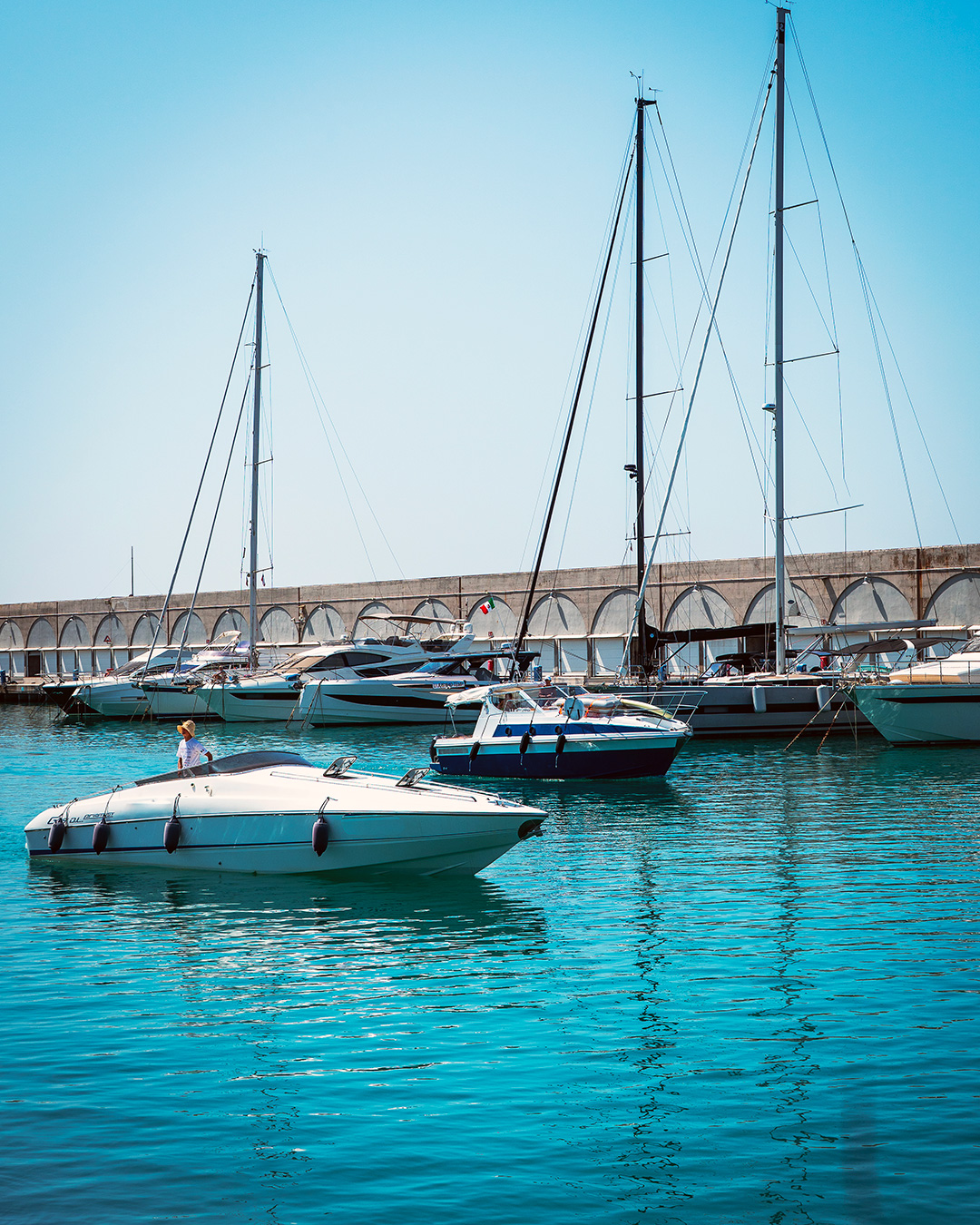 Barca in arrivo al Marina Cala de' Medici